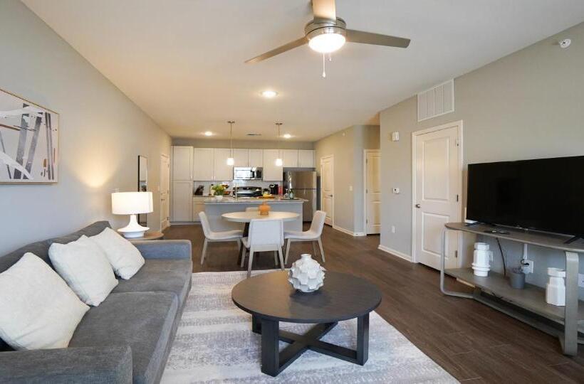 דירת שלושה חדרים, Aurora Condos By Barsala