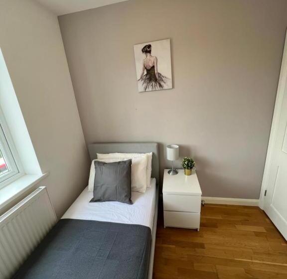 Quarto Superior Individual, Stunning House 15 Min From Wembley Arena