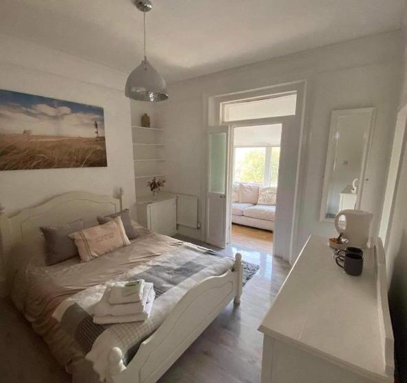 سوییت خانوادگی, The Beach House