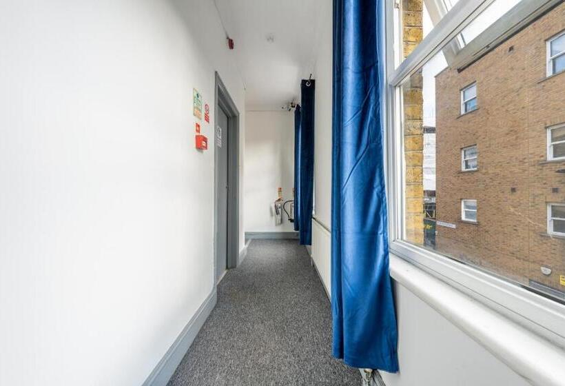חדר דלוקס, The Buross   Aldgate