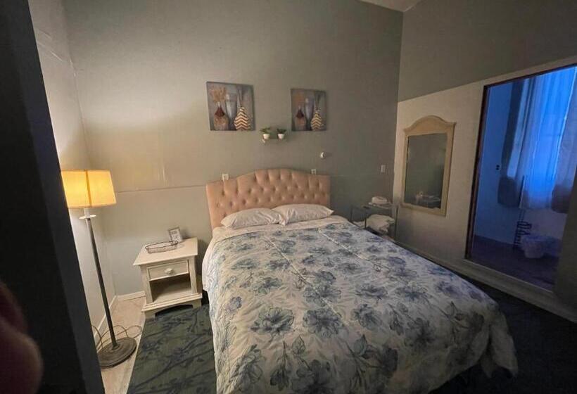 Полулюкс Повышенной Комфортности, Luxury Suites Boutique Hotel And Lounge