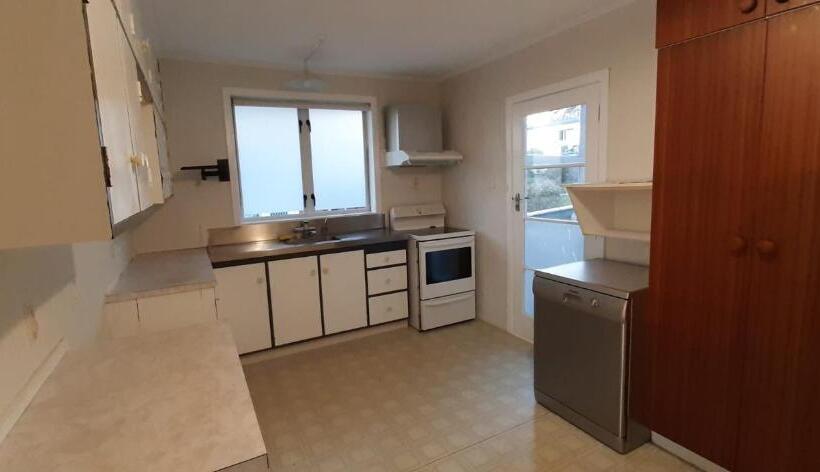 Дом 3 Спальни, Lioness Estate And B&b   Auckland