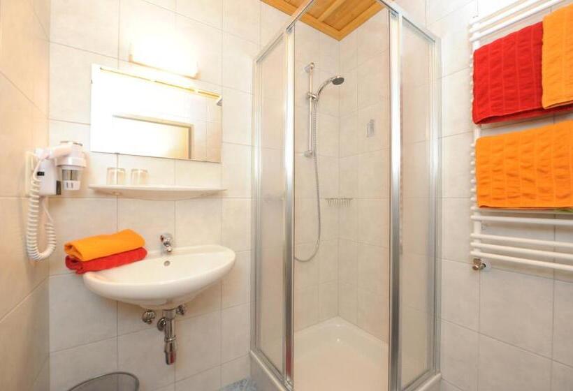 Quarto Quádruplo Estandar, Gästehaus Standardhaus