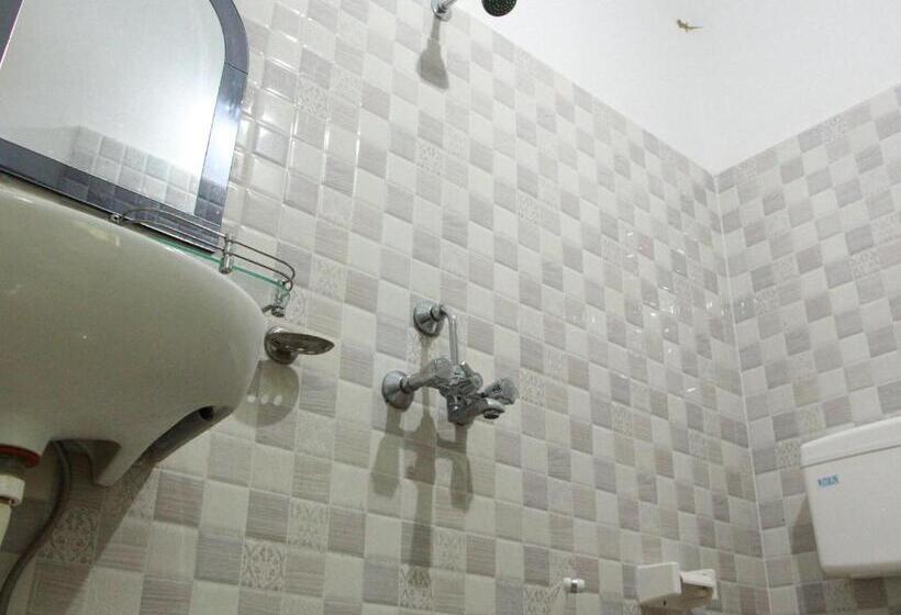 اتاق یک تخته با چشم‌انداز باغ, Sachi Home