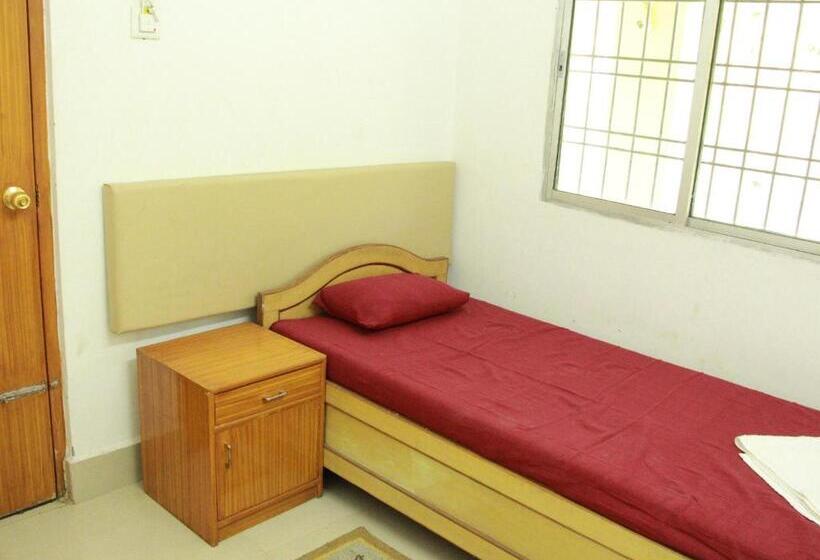 اتاق یک تخته با چشم‌انداز باغ, Sachi Home