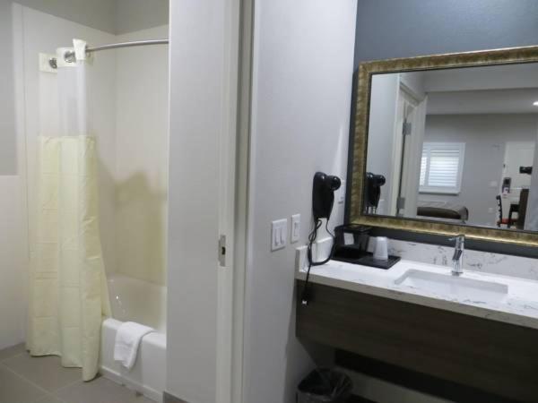 سوئیت با تخت بزرگ, Grand Villa Inn And Suites Westchase/chinatown