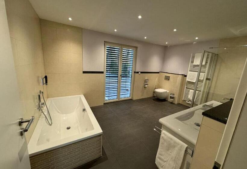 Family Suite, Wal