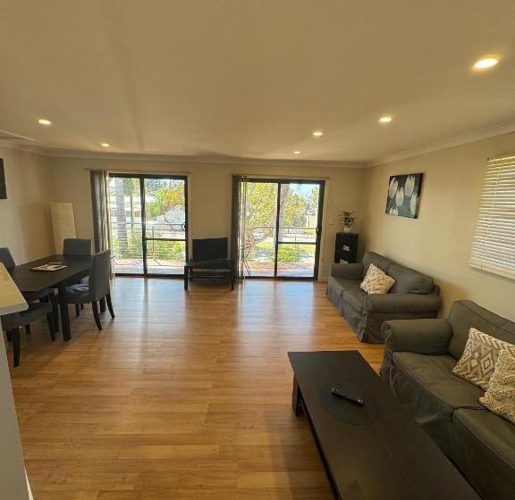 Апартаменты 1 Спальня, Cowell Townhouse Apartments