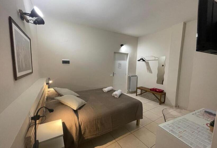 Quarto Estandar com Sacada, Affittacamere Folignocentro