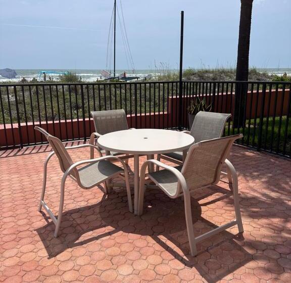 Апартаменты 1 Спальня Вид на Море, Breathtaking Views Beach Condo   Sleeps 8!