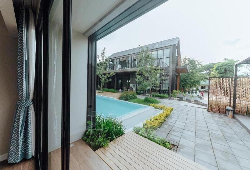Трехместный Номер Стандарт Вид на Бассейн, Phu Sakon Ville
