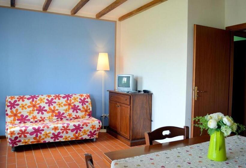 آپارتمان 1 خوابه با بالکن, Isa Apartments 5 Beds, First Floor With Private Outdoor Area, In Residence With Swimming Pool