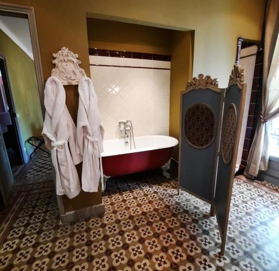 Четырехместный Номер Стандарт Вид на Сад, Château Sainte Cécile Chambres D Hôtes / Guest House In Castle Château Sainte Cécile