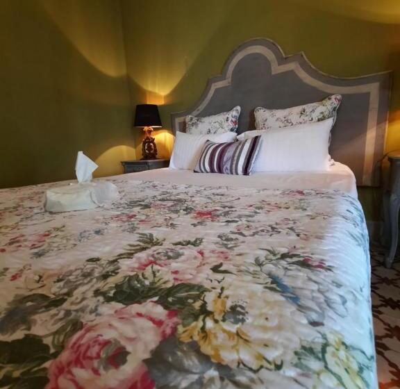 Четырехместный Номер Стандарт Вид на Сад, Château Sainte Cécile Chambres D Hôtes / Guest House In Castle Château Sainte Cécile