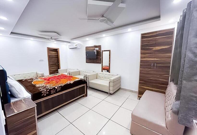 اتاق لوکس, Js Garden   Near Jaypee Hospital