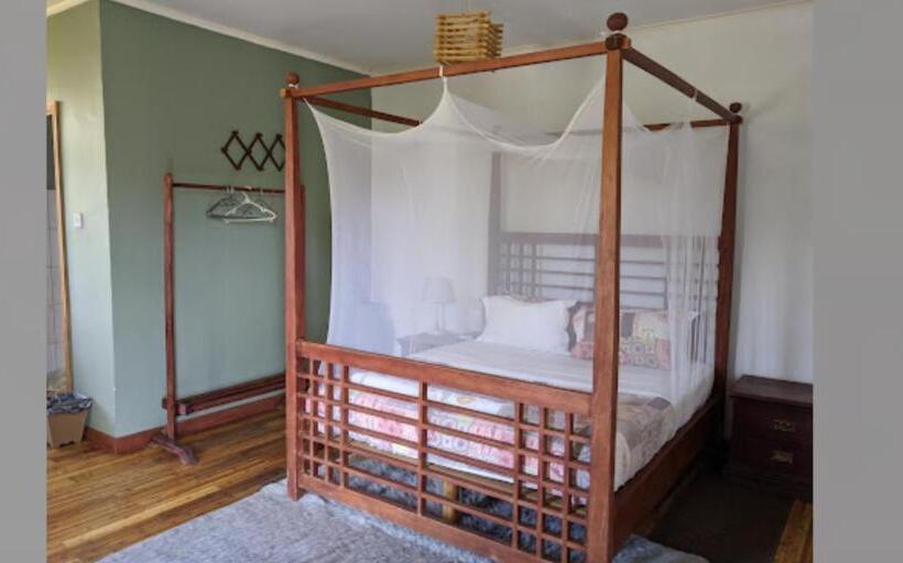 اتاق استاندارد چهارنفره با چشم‌انداز باغ, Sunrise Motel
