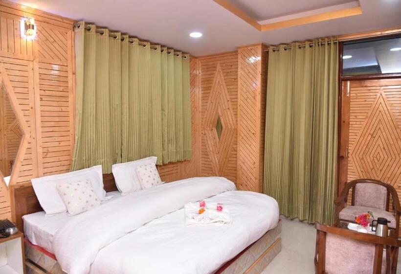 디럭스 룸, Sarahan Holiday Inn