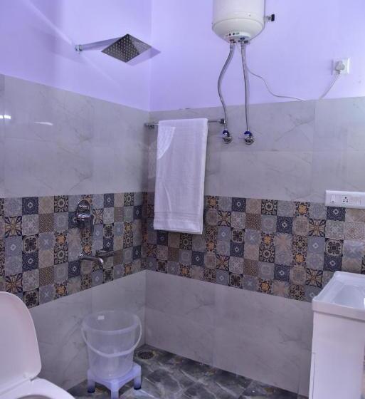 디럭스 룸, Sarahan Holiday Inn