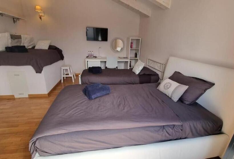 Standard Triple Room with Terrace, La Plumeria B&b