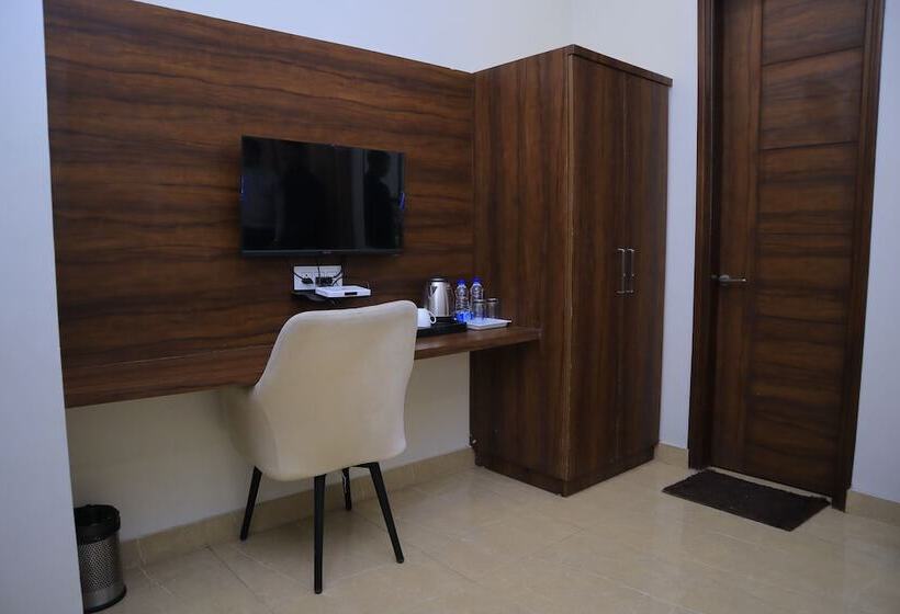 Quarto Deluxe, Pineberry Hotels   Near Golden Temple