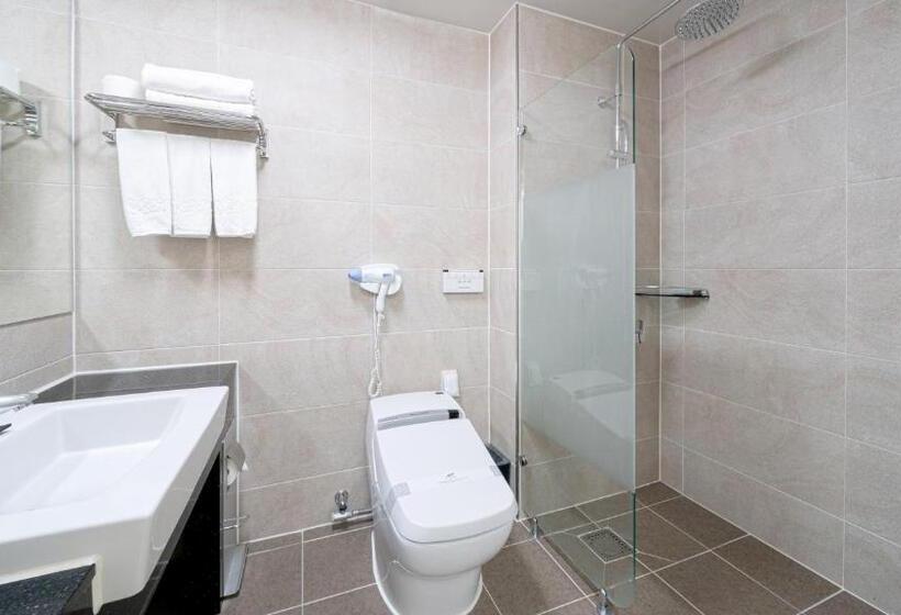 اتاق لوکس با چشم‌انداز دریا, The Hotel Soo