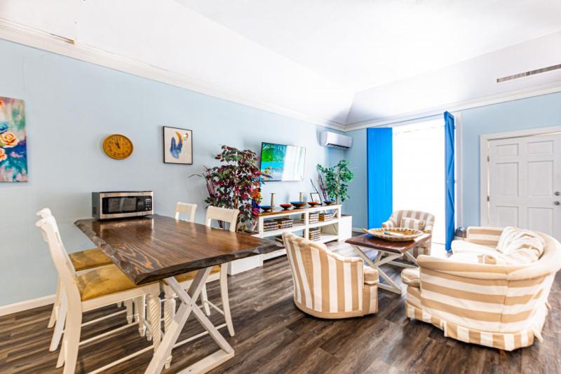 استودیوی استاندارد با چشم‌انداز دریا, Studio Palms Bc