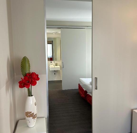 استودیوی استاندارد, Adele Apartment Hotel East Melbourne