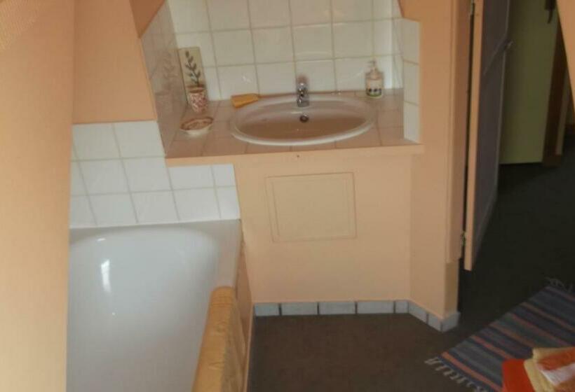 Номер Стандарт Трехместный, Chambres Et Tables D Hôtes à L Auberge Touristique