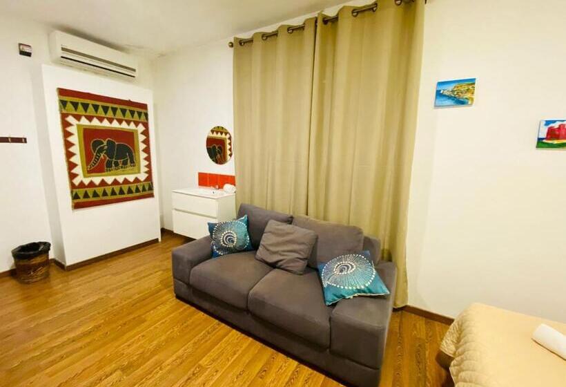 اتاق استاندارد با سرویس بهداشتی مشترک, Marco Polo Party Hostel