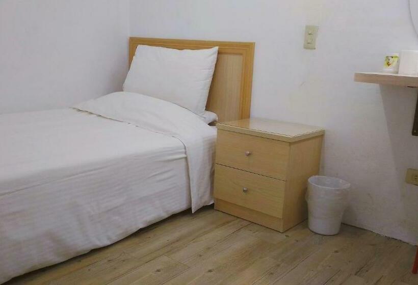 اتاق استاندارد یک نفره, Chia Rong Hostel