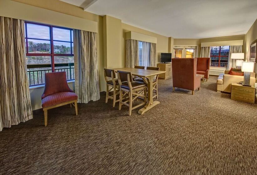 带河湖景观的套房, Black Fox Lodge Pigeon Forge, Tapestry Collection By Hilton