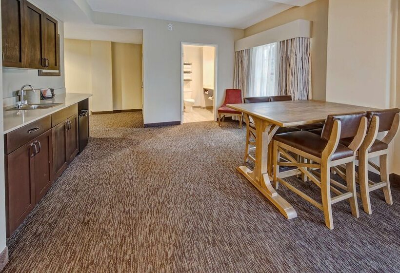 带河湖景观的套房, Black Fox Lodge Pigeon Forge, Tapestry Collection By Hilton