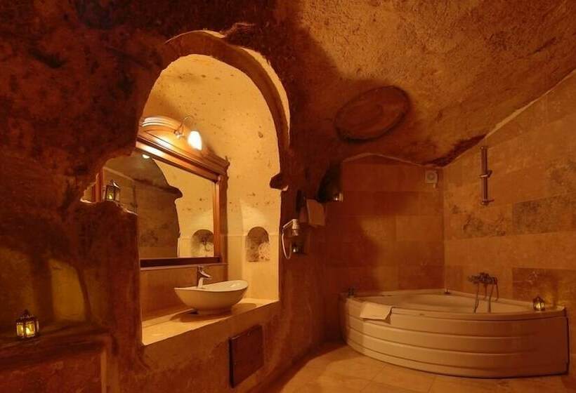 자쿠지 스위트, Jerveni Cave