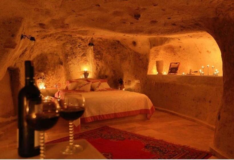 자쿠지 스위트, Jerveni Cave