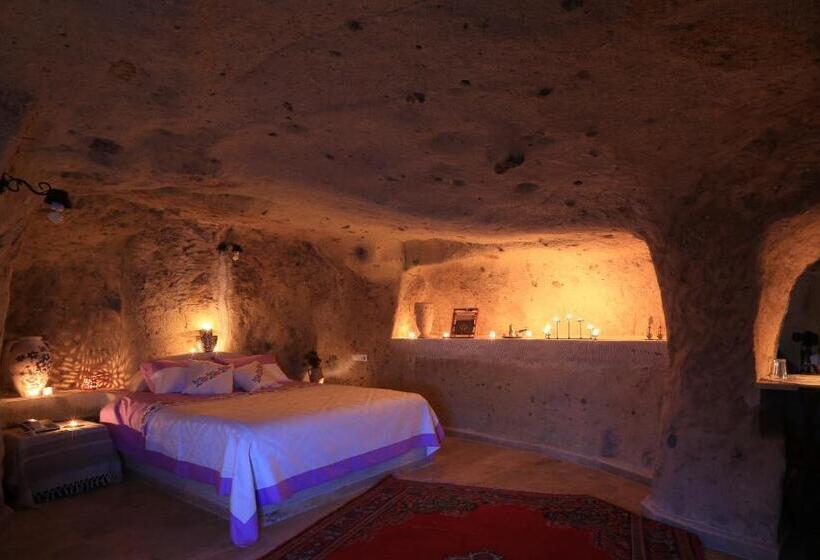 디럭스 자쿠지룸, Jerveni Cave