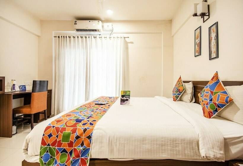 디럭스 룸, Fabhotel Oakwoods Serai