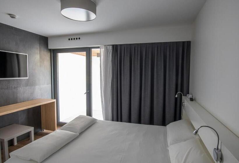 اتاق استاندارد یک نفره, Restaurant Santiago