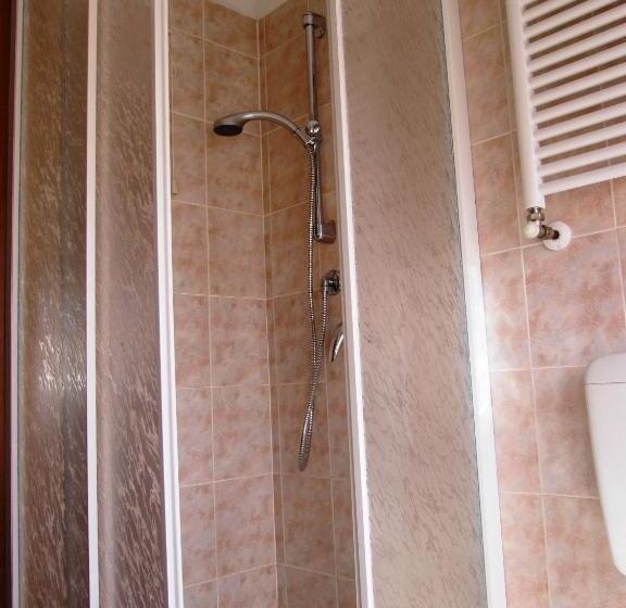 标准三人间, Albergo Eden