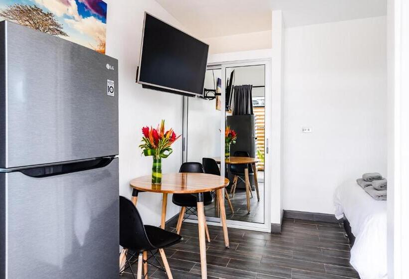 デラックススタジオ, In The Shade Hotel   Coworking   300mbit   Adults Only