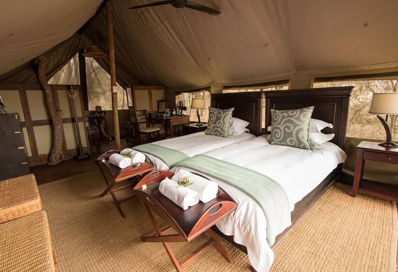 چادر با خدمات رفاهی لوکس, Rhino Walking Safaris