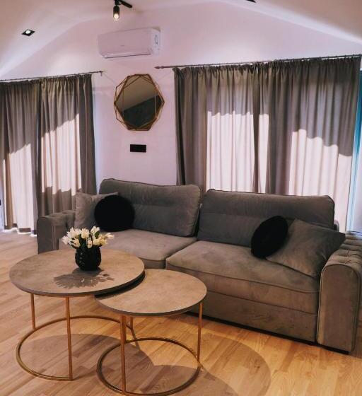 1 Bedroom Penthouse Apartment, Plaza