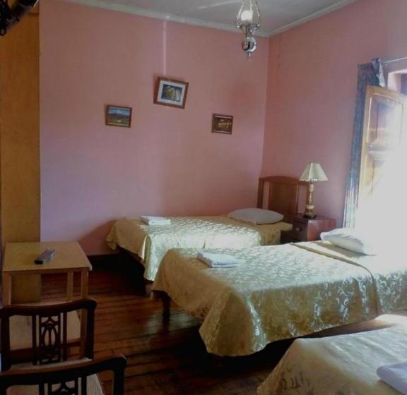 스탠다드 트리플 룸, Hostal Lluvia De Oro
