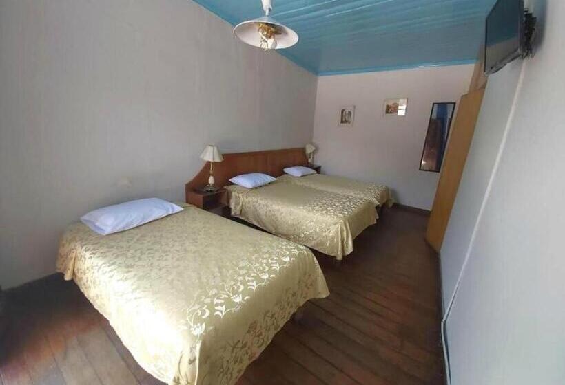 스탠다드 트리플 룸, Hostal Lluvia De Oro