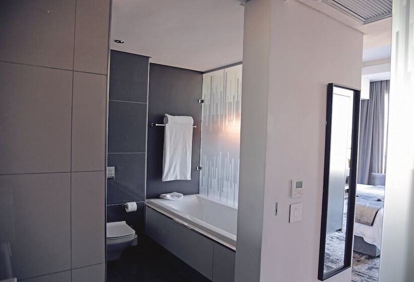 Номер Executive, The Capital Menlyn Maine