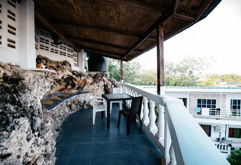 不带空调的标准三人间, The Rock House Eco