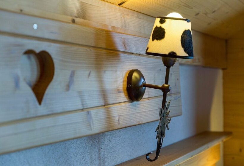 اتاق استاندارد سه نفره, Chalet Hôtel Le Beausoleil, The Originals Relais