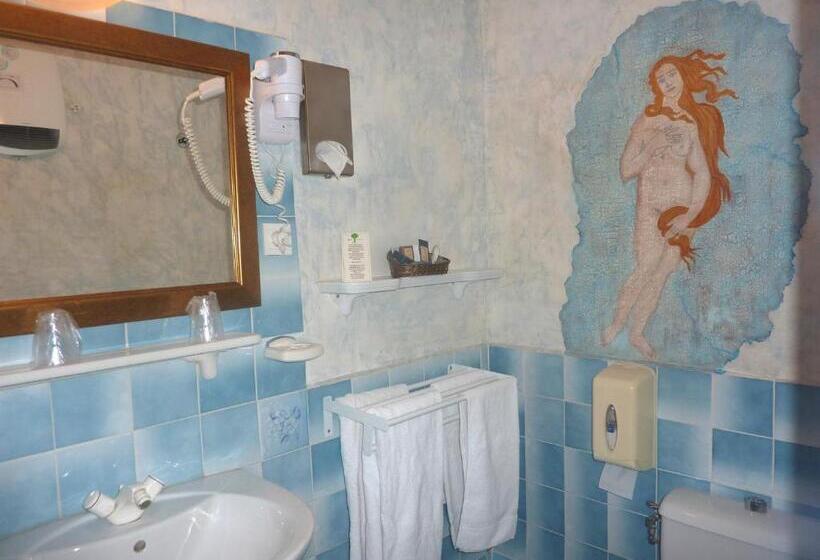 اتاق استاندارد چهار تخته, Hôtel Du Fiacre