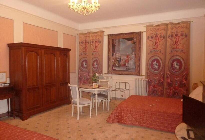 اتاق استاندارد چهار تخته, Hôtel Du Fiacre