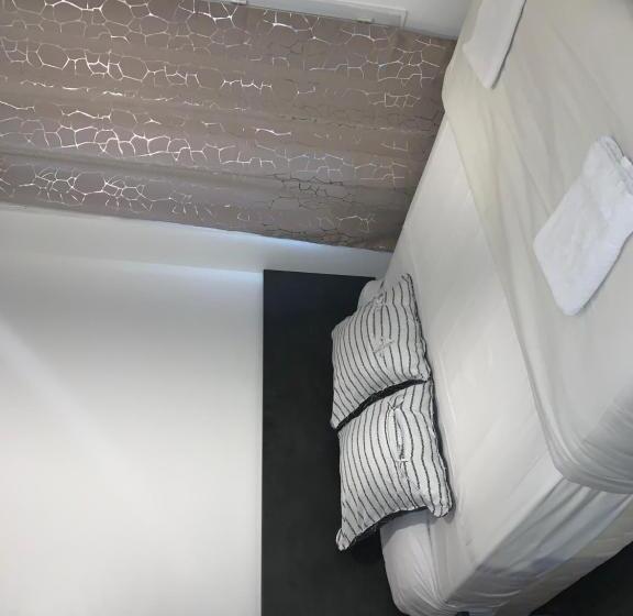 Номер Стандарт, Hôtel Mondial