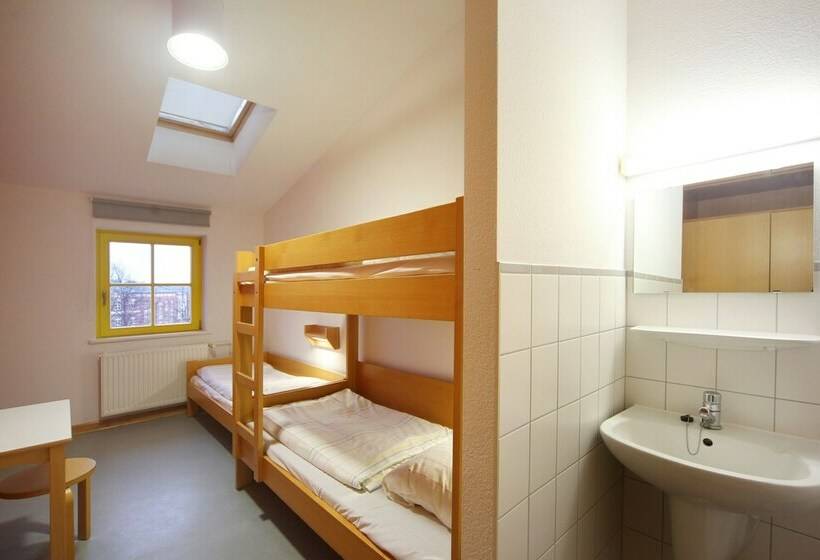 Трехместный Номер Стандарт Совместная Ванная, Djh Jugendherberge Greifswald   Hostel